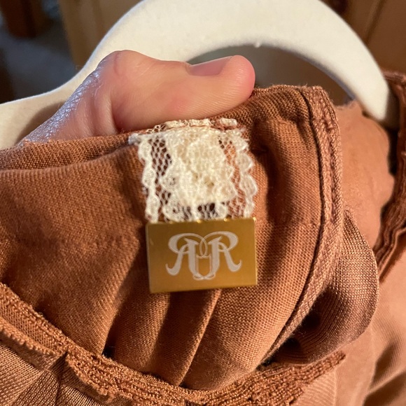 Light brown statement piece. - Picture 4 of 5